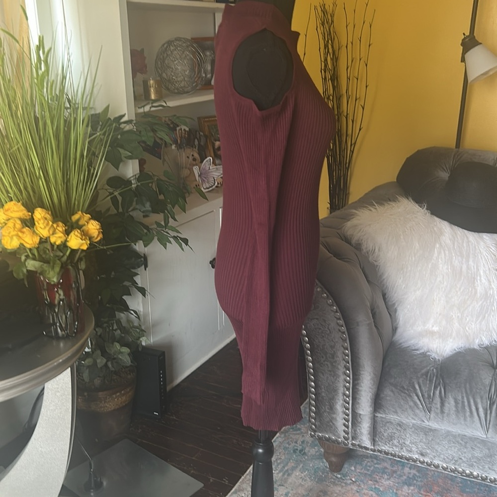 Elegant Burgundy Cold Shoulder Dress - Picture 6 of 7